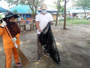 World Clean Up Day, Pemkot dan Sejumlah Relawan Sikat Sampah di Wisata Pantai Jakat