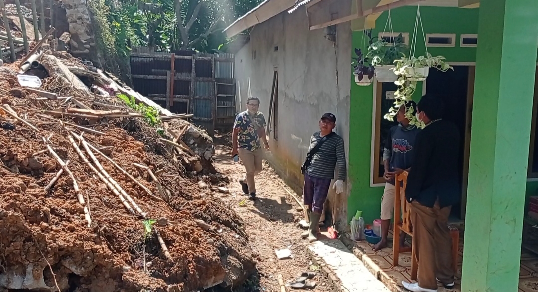 Wakil Ketua Komisi I DPRD Kota Bengkulu Berikan Bantuan Korban Tanah Longsor