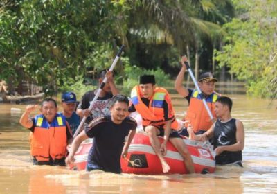 Turun ke Perumahan Korpri, Personel Damkar Evakuasi Warga dan Barang Berharga