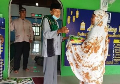 Berbagi Kebahagian BMM Masjid Awaludin Sukamerindu Berikan Bantuan Beras dan Santunan Anak Yatim
