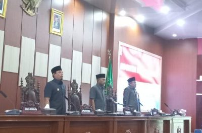 Ketua DPRD Kota Bengkulu Suprianto didampingi Wakil Ketua I Marliadi memimpin dan membuka langsung rapat paripurna