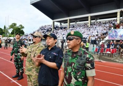 Di Stadion Semarak, Wawali Pantau Aksi Latihan Terjung Payung Raider Kostrad