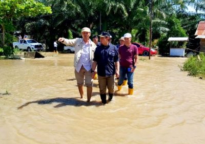 Wakil Walikota Bengkulu Dedy Wahyudi didampingi Anggota DPRD kota Bengkulu Dediyanto kunjungi korban banjir