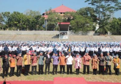 Pecahkan Rekor MURI, 4500 Mahasiswa UNIB Serentak Pakai Kbek Palak