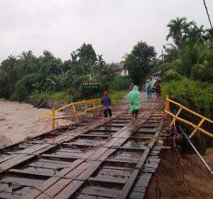 Hujan Deras, Debit Air Sungai Rindu Hati Mengganas Jembatan Diinfokan Putus