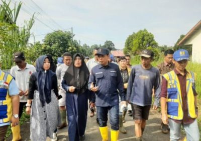 Bersama Tim “Grebek Lumpur” PUPR, Wawali Ikut Nyemplung ke Siring