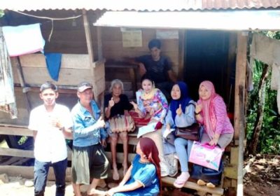 Kunjungi Rumah Nenek Yahida Janda Lansia, Dinsos Benteng Salurkan Bantuan