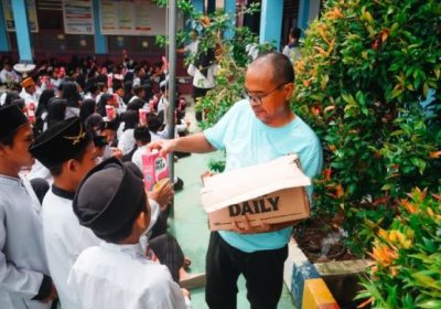 RAPI Terus Bergerak Membagikan Susu Gratis di Berbagai Sekolah Komunitas World Harvest