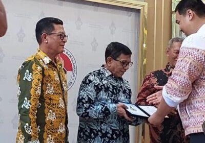 Ketua Umum PWI Pusat, Hendry Ch Bangun Terima Penghargaan dari Kemenpora