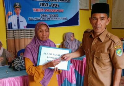DESA TUMBUK SUKSES MEMBAGIKAN BLT YANG PERTAMA