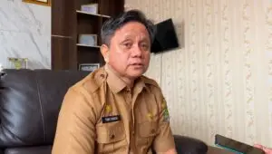 Dikbud Bengkulu Tengah menyerahkan bantuan kepada Tiga pelajar siswa korban banjir
