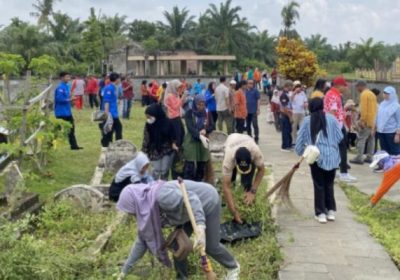 Ratusan Warga Bengkulu Tengah Ikut World Cleanup Day di Makam Putri Gading Cempaka