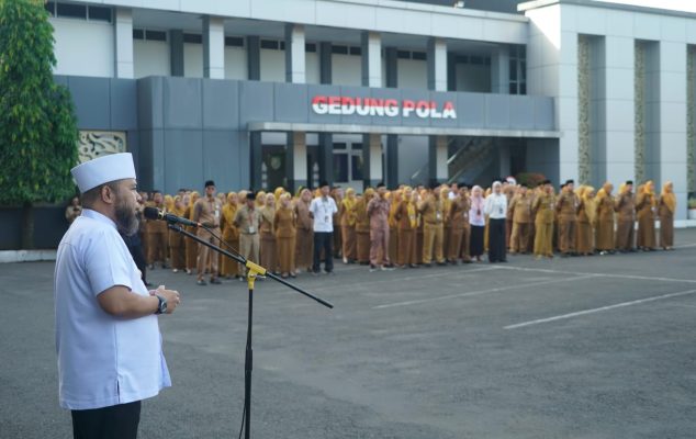 Gubernur Bengkulu Helmi Hasan saat menjadi pembina apel di Kantor Gubernur Bengkulu, Senin (29/12/2025). (Foto/Hms)