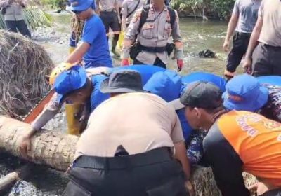 Tim SAR Korpolairud BKO Polda Jabar Bangun Jembatan Sementara di Padang Pariaman, Akses Warga Patamuan Kembali Terhubung