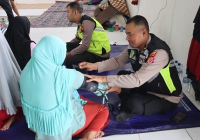 Sentuhan Kemanusiaan Polri, Layanan Kesehatan Pusdokkes Jangkau Warga Hingga Pelosok Aceh Terdampak Bencana