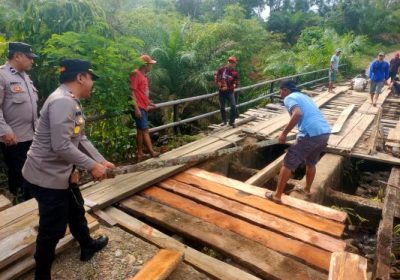 Wujud Kepedulian Polisi, Polsek Talo dan Warga Seluma Gotong Royong Perbaiki Jembatan Desa