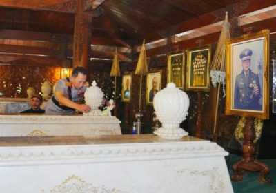 Usai Soekarno dan Gus Dur, Kapolri Ziarah-Tabur Bunga ke Makam Soeharto