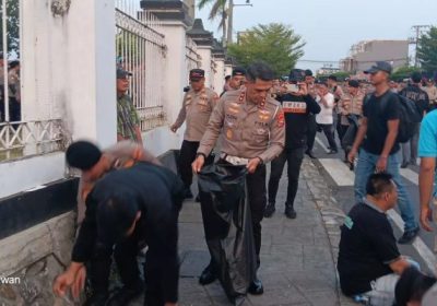 Aksi Humanis Kapolda Bengkulu, Di Tengah Demo Mahasiswa Bersihkan Sampah