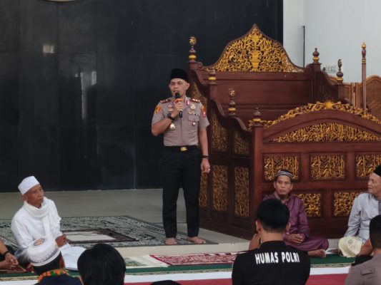 Tak Sekadar Ibadah, Jumat Keliling Kapolda Bengkulu Jadi Momentum Perkuat Silaturahmi dan Kepedulian kepada Masyarakat Lebong