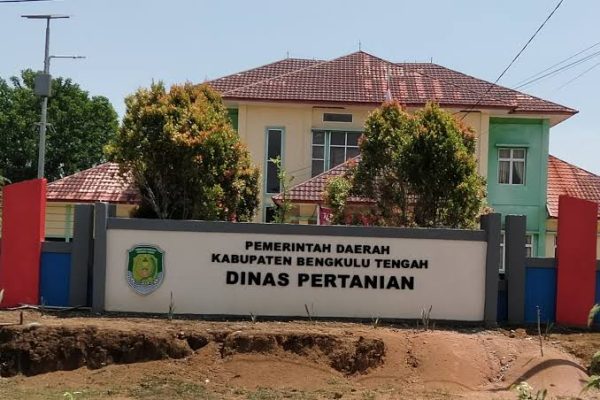 DINAS PERTANIAN BENGKULU TENGAH  MENGANGGARKAN DANA SEBESAR Rp 50 JUTA UNTUK PEMBELIAN VAKSIN UNTUK MEMBERANTAS PMK DI BENGKULU TENGAH